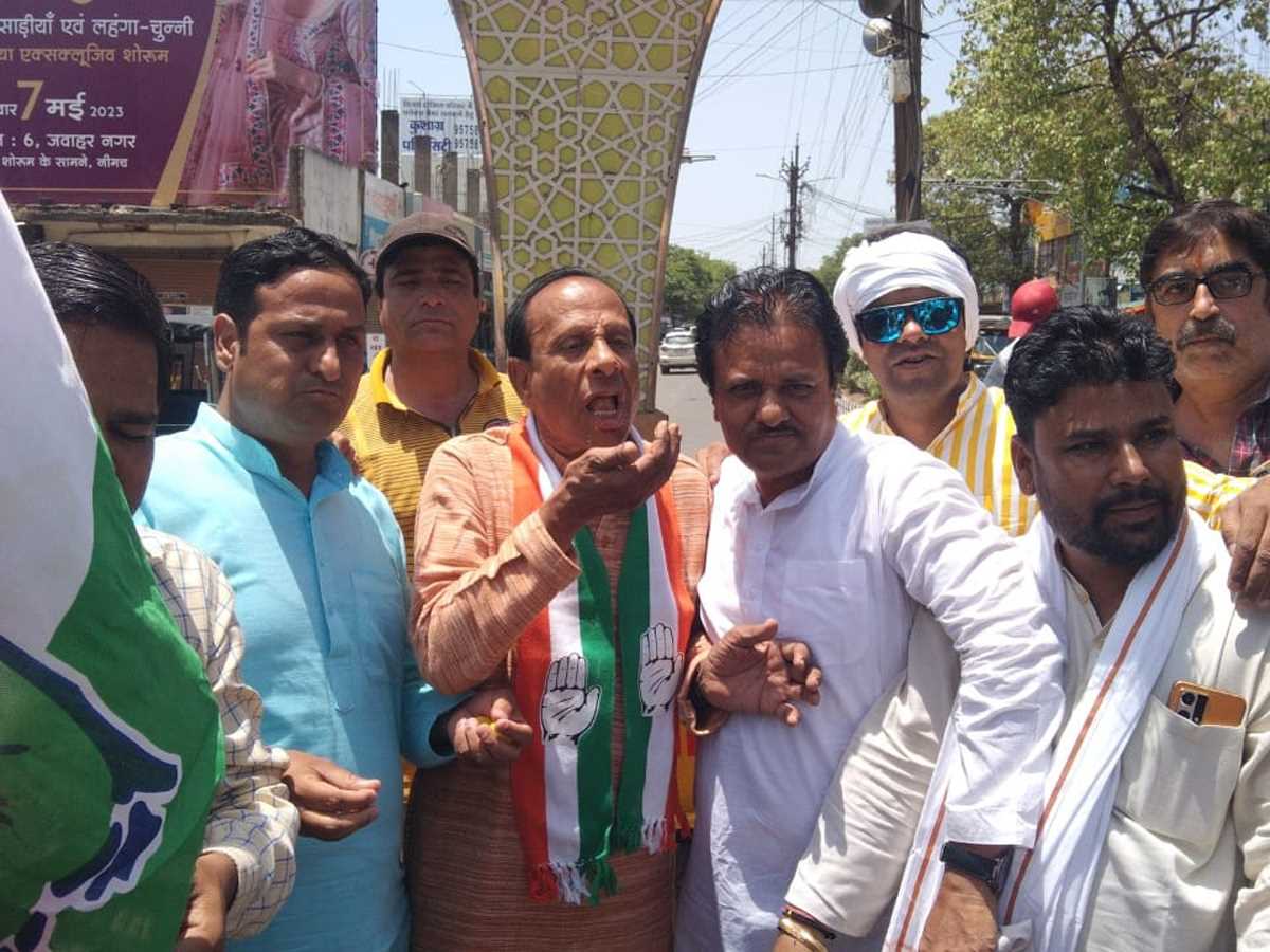 कांग्रेस कार्यकर्ताओं ने एक-दूसरे को मिष्ठान खिलाकर मनाया जीत का जश्न